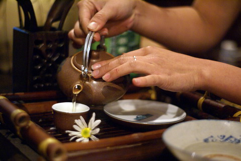 Thao tác rót trà phải thuần thục, uyển chuyển và duyên dáng