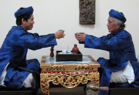 uống trà đối ẩm hai người