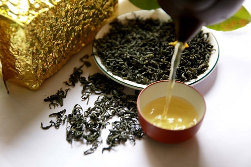 quy trình chế biến thủ công cho ra những sợi trà xoăn như móc câu, trắng như sương tuyết