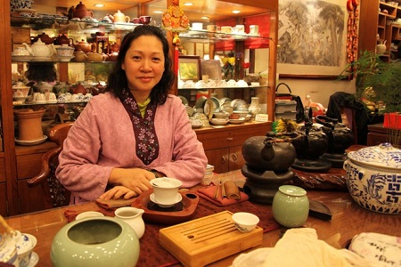 Đối với một số người Hồng Kông sành điệu, thì việc pha trà và uống trà là cả một nghệ thuật hay nói đúng hơn đó là thứ đam mê của cả đời người.